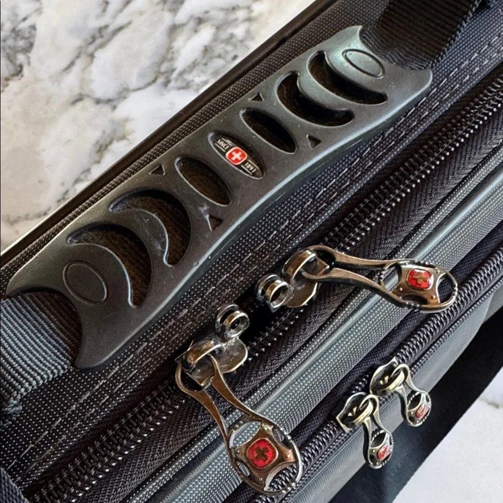 SwissGear Wenger Insight Black Laptop Briefcase Shoulder Strap